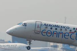 Un avión de Aeromexico se dispone a despegar del AICM.
