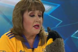 Maria Julia Lafuente se burla de Rayados en el noticiero y adopta a un pingüino