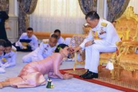 Rey de Tailandia se casa por sorpresa con su &quot;guardaespaldas&quot;