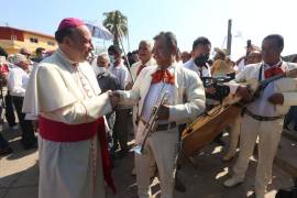 Con mariachis, reciben a nuncio Franco Coppola en Aguililla