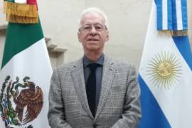 Embajador mexicano acusado por robo de libro vuelve al país