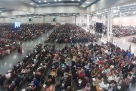 Durante el el primer día de la Asamblea Regional de los Testigos de Jehová, cientos se dieron cita.