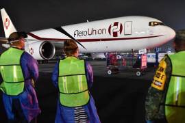 Recibe México avión de Chicago con 2 mil ventiladores para hospitales públicos