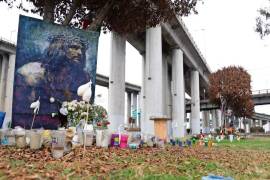 La comunidad mantiene vivo el recuerdo con flores y veladoras en la Zona Cero.