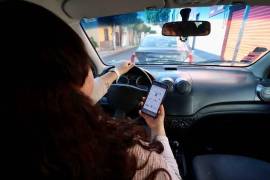 Las mujeres que laboran como choferes de taxis de plataforma, se encuentran vulnerables ante cualquier ataque.