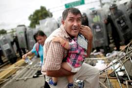 Migrantes colocaron al frente a mujeres y niños para empujar la reja: Navarrete