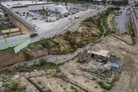 Las corrientes del arroyo continúan afectando estructuras y banquetas pese a las intervenciones previas.