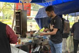 Diego Reyes le demuestra su amor a México comiéndose unos tacos callejeros