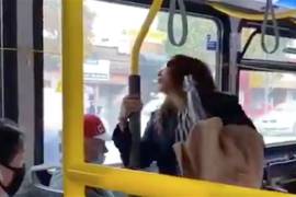 Lanzan de autobús a mujer por no traer cubrebocas, le escupió a pasajero