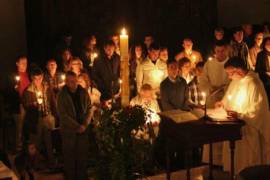 Los adultos reciben acompañamiento y formación para los sacramentos de iniciación.