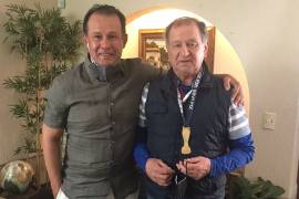 Reynoso regala medalla de campeón a Enrique Meza