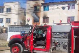 El fuego destruyó muebles y pertenencias del inmueble; la causa del incendio permanece bajo investigación.