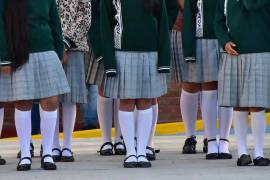 Desde hace décadas, las niñas llevan falda a la escuela, como parte del uniforme de “gala”.