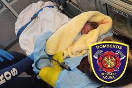 Bomberos de Acuña atienden a joven en plena labor de parto en su domicilio del Fraccionamiento Cedros.