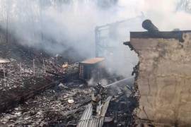 Bomberos rusos trabajando en el lugar de una explosión en las ruinas del taller de pólvora en la planta de fibra sintética ‘Elastic’ cerca de Ryazan, Rusia. EFE/EPA/Russian Emergencies ministry
