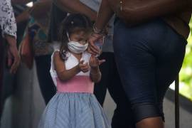 Niños infectados en guarderías llevan el COVID a casa, alerta el CDC