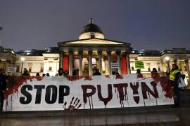 Ucranianos protestan en Trafalgar Square en Londres, Gran Bretaña. EFE/EPA/Andy Rain