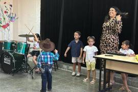 Pequeños artistas muestran su creatividad en la clausura del curso de verano en la Casa de la Cultura.