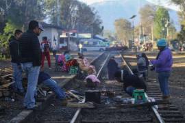 Pobladores de la comunidad de Puente Colorado en Chapulco, Puebla, en la ruta Veracruz-Ciudad de México, retienen vehículos y bloquean la vía del tren.