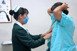 La técnica permite reconocer cambios en la piel, pezones, tamaño, forma o consistencia de las mamas.