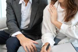 Entre los señalamientos contra el funcionario se incluyen presunto hostigamiento sexual, acoso laboral, invitaciones al consumo de drogas y a experiencias psicodélicas.