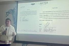 El gerente del SIMAS mostró documentos que, asegura, prueban la entrega parcial de tubería presuntamente desviada para una obra en el ejido Piedras Negras.