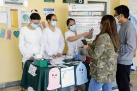 Personal del IMSS en Coahuila brinda orientación sobre salud sexual y reproductiva como parte del Chequeo PrevenIMSS.