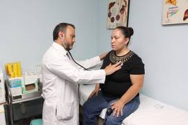 Personal médico del IMSS mantiene campañas permanentes para prevenir el consumo de tabaco entre la población.