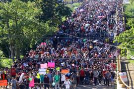 Las autoridades de algunos estados fronterizos bloquearon el paso a muchos migrantes de la anterior caravana. Otros siguieron caminando en pequeños grupos y muchos lograron cruzar el río.