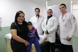 Especialistas detallaron cómo el niño de Torreón superó las primeras etapas del tratamiento quirúrgico que buscaba restablecer su función urogenital.