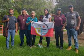 Representantes apaches en reunión comunitaria en San Antonio de las Alazanas.