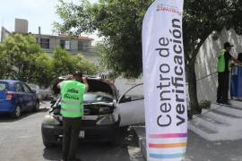 Emmanuel Olache Valdés informó que los centros de verificación atienden alrededor de 60 autos diarios.
