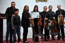 Beatriz Dávila de Fraustro, presidenta honoraria del DIF Saltillo, agradeció la colaboración del cuarteto de la Orquesta Filarmónica del Desierto.