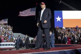 El expresidente Donald Trump sube al escenario en un mitin el sábado 22 de octubre de 2022 en Robstown, Texas.