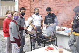 En Monterrey, alumnos de secundaria realizaron una actividad para fomentar la buena alimentación, y como buenos regios decidieron “armar la carnita asada”.