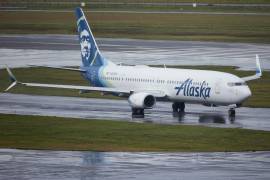 Un avión de Alaska Airlines perdió parte de su fuselaje en pleno vuelo el viernes pasado.