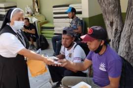 Migrantes reciben ayuda en el albergue Frontera Digna mientras esperan su cita para ingresar a Estados Unidos.