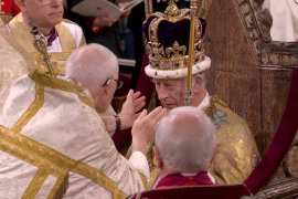 Carlos sacudió la corona de San Eduardo cuando la colocaron sobre su cabeza el 6 de mayo
