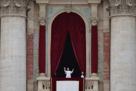 El Papa León XIV saluda a los fieles desde la Basílica de San Pedro antes de la oración Regina Coeli este domingo en el Vaticano.