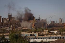 El humo se eleva sobre la planta siderúrgica de Azovstal en Mariupol, Ucrania.