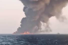 Se incendia y hunde uno de los más grandes buques militares de Irán
