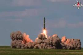 Lanzamiento de un misil Iskander por una tripulación bielorrusa desde el campo de tiro de Kapustin Yar en Rusia, durante unas maniobras nucleares conjuntas llevadas a cabo por los ejércitos ruso y bielorruso.