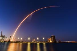 Un Falcon Heavy de SpaceX despega de la Plataforma 39A en el Centro Espacial Kennedy, en Cabo Cañaveral, Florida, el domingo 30 de abril de 2023. El cohete transporta el satélite ViaSat-3 Americas.