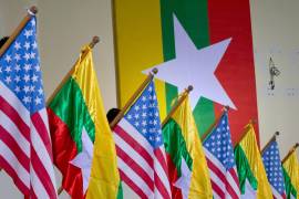 Banderas de Myanmar y Estados Unidos en la Universidad de Yangón, en Yangón, Myanmar. Adam Castillo expresidente de la Cámara de Comercio Estadounidense fue detenido a su regreso a Yangon.