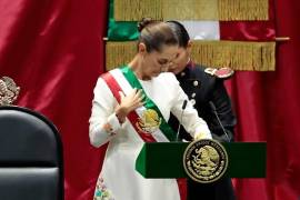 La presidenta de México Claudia Sheinbaum, recibe la banda presidencial en la Cámara de Diputados. Los primeros meses de Sheinbaum están marcados por la continuidad de su predecesor, AMLO.