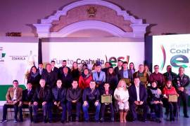 Entrega Miguel Riquelme el Premio Estatal del Deporte al luchador Juan Carlos Lavat