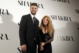 La cantante colombiana Shakira, a la derecha, y el futbolista del FC Barcelona, Gerard Piqué, posan ante los medios durante la presentación de su nuevo álbum “Shakira” en Barcelona, España.