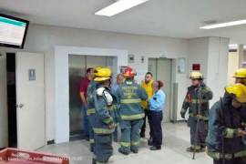 El personal utilizó las llaves del elevador para rescatar a las tres personas atrapadas, dos mujeres y un hombre, aparentemente trabajador del hospital