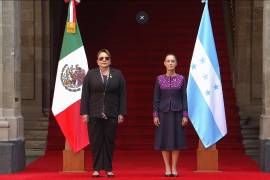 Se llevaron a cabo los honores correspondientes a una visita de Estado, incluidos los protocolos diplomáticos y la interpretación de los himnos nacionales.