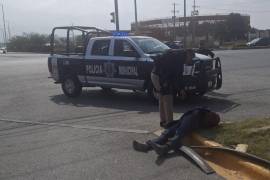 La Policía Municipal y el Grupo de Reacción y Seguridad acudieron rápidamente al llamado de auxilio en la entrada de la colonia El Toreo.